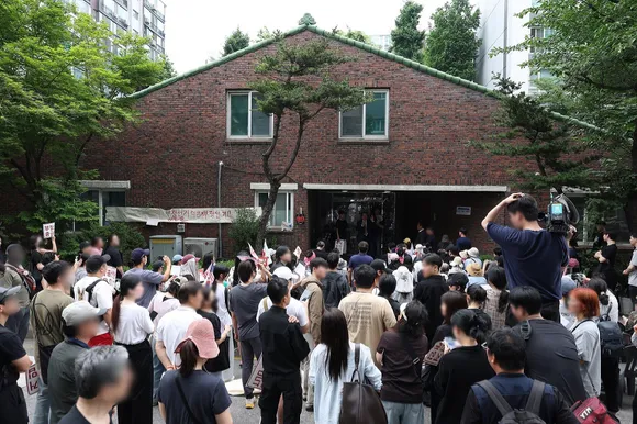 "잠실 투표소서 이름·성별 적힌 대조전표 발견⋯유출신고"

개인정보보호위원회가 서울 송파구 잠실7동 제2투표소에서 투표자의 이름과 성별 등이 적