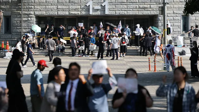 '잠실 개표소 봉쇄 시위' 세 커지나…시민들 '재선거' 외치며 3일차로 향...

'잠실 개표소 봉쇄 시위' 세 커지나…시민들 '재선거' 외치며
