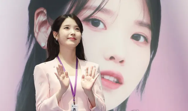"잠실에 선결제 해주세요"… 갑자기 아이유에 불똥 튄 이유?

6.3 지방선거 투표용지 부족 사태가 재선거를 요구하는 시위로 번졌다. 서울 송파