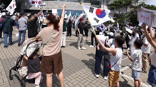 잠실 개표소 앞 이틀째 시위…유모차 끌고 온 시민도 "재선거"

잠실 개표소 앞 이틀째 시위…유모차 끌고 온 시민도 "재선거"[앵커]문제의 송파