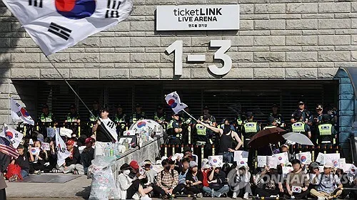 "재선거하라" 잠실개표소 봉쇄 시위 이틀째⋯선관위 직원들 고립

6&middot;3 지방선거 투표용지 부족 사태와 관련해 재선거를 요구하는