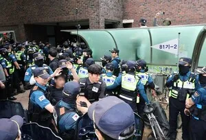 선관위, 선거인명부 대조전표 유출신고…개보위 "사실관계 파악"

서울 송파구 잠실7동 제2투표소에서 유권자의 이름과 성별 등이 적힌 선거인명부 