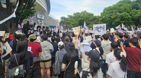 '재선거' 요구 잠실 개표소 시위 이틀째…광화문에선 보수단체 집회

[서울=뉴스핌] 유재선 기자 = 6·3 지방선거 투표용지 부족 사태를 규탄하