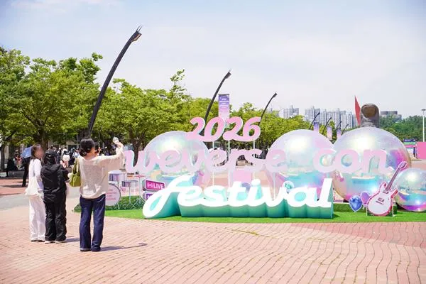 더위도 집회도 못 막은 위콘페 열기...K팝 팬으로 '북적' [MTN 현장+]

잔디밭 위에 돗자리를 펴고 음악을 듣고, 빈백에 몸을 맡긴 채 