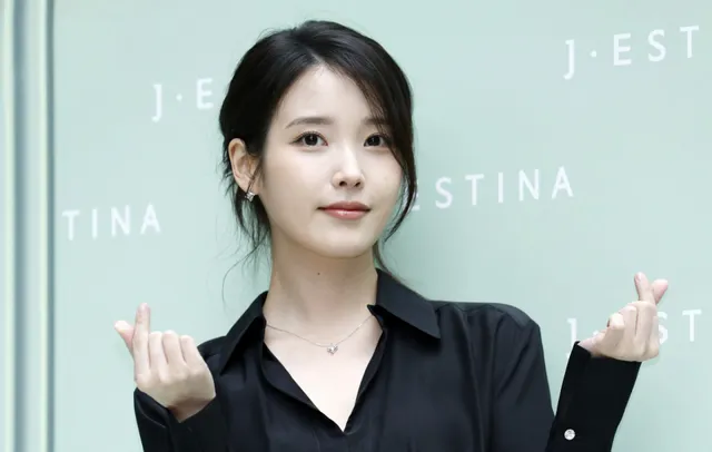 "잠실 스벅 선결제 안 하냐" 아이유 SNS 테러...투표지 부족 사태 '불똥...

6·3 지방선거 투표용지 부족 사태 규탄 시위대가 가수 겸