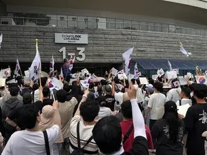 [현장] 투표용지 부족사태에 거리로 나온 2030… "어른들 어디에?"

“여기 시위에 처음 나오는 젊은 사람들만 있다는 게 너무 화가 나요. 
