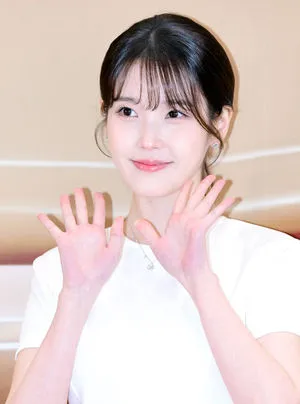 아이유한테 감내놔라 배내놔라…재선거 요구 시위대, 선결제 강요[Oh!쎈...

6.3 지방선거 투표용지 부족 사태를 규탄하며 재선거를 요구하는 