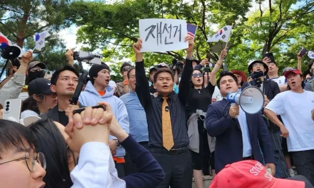 전한길, 대국본 집회서 “부정선거 꼬리 잡혀…이 대통령 하야해야”

한국사 강사 출신 유튜버 전한길씨가 6·3지방선거 투표용지 부족 사태를 ‘부