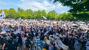 심상치않은 현장 잠실 개표소 사흘째 봉쇄… '재선거' 외치는 시민들

[뉴스클레임]6일 서울 송파구 올림픽공원 핸드볼경기장 앞에서 6·3 지방선