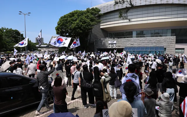 잠실개표소 봉쇄 이틀째…3000명 집결 “재선거” 외쳐

6·3 지방선거에서 일어난 투표용지 부족 사태를 규탄하며 재선거를 요구하는 ‘잠실 개표
