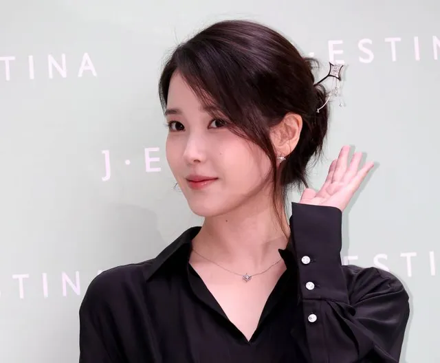 “잠실 집회도 쏴라” 아이유 SNS 빗발치는 ‘선결제’ 요구 [왓IS]

가수 겸 배우 아이유의 개인 SNS가 이른바 &lsquo;6&middo