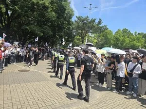[단독] 교대 경찰에 길 내주고 박수·애국가…'품격' 보여주는 올림픽공...

6·3 지방선거