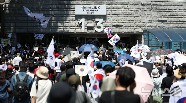 잠실 개표소 봉쇄 시위 이틀째…재투표 요구 확산 [뉴시스Pic]

[서울=뉴시스]김선웅 기자 = 제9회 전국동시지방선거 이후 첫 주말을 맞은 토