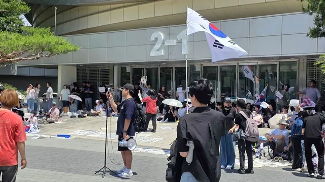개표소 1만명 시위…‘李명예훼손 출국정지’ 모스 탄 등장에 환호

잠실 개표소 재선거 시위, K팝 공연과 겹쳐 아수라장
