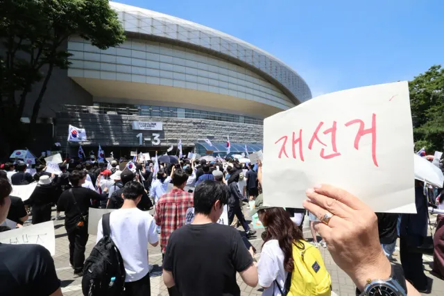 [포토] “재선거 실시하라” 송파 개표소 봉쇄 속 이틀째 시위

6·3 지방선거의 ‘투표용지 부족 사태’로 뒤늦게 개표가 진행된 서울 송파구 올