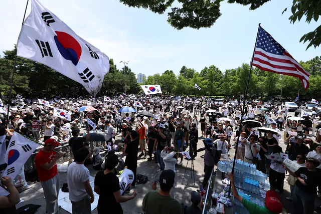 잠실7동 투표지 부족 사태 파장… 올림픽공원 개표소 사흘째 봉쇄 시위

‘투표지 부족 사태’를 규탄하며 재선거를 요구하는 ‘잠실 개표소 봉쇄 시