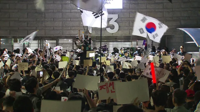 "투표함 못 나가" 애국가 부르더니…휠체어·영유아까지 2030 '우르르'

시위대들이 재선거를 요구하며 잠실 개표소를 막아선 겁니다. 오늘 낮 