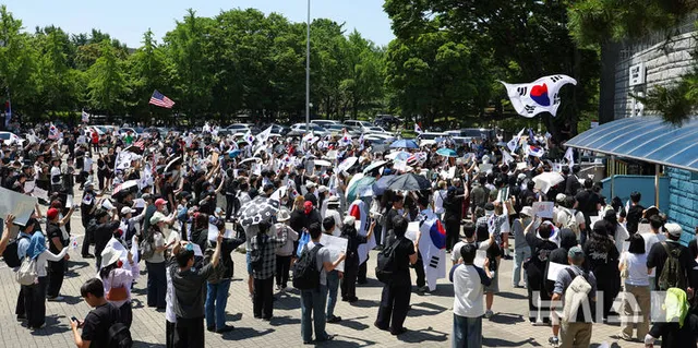 6·3선거 뒤 첫 주말…도심 곳곳 '용지 부족' 선관위 규탄 집회

[서울=뉴시스]이태성 기자 = 6·3 지방선거 이후 첫 주말이자 현충일인 6