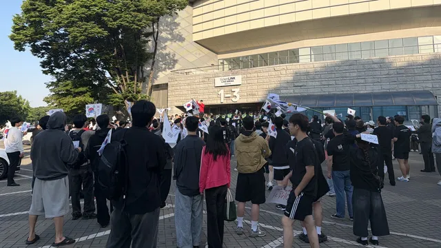 잠실개표소 봉쇄 시위 이틀째 2천명 집결…재투표 요구

''투표지 부족 사태'를 규탄하며 재선거를 요구하는 '잠실 개표소 봉쇄 시위'가 이틀째 
