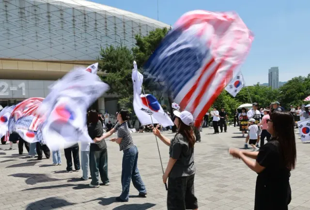 “계엄령 옳았다”에 “윤어게인”까지…재선거 요구 집회 이어져

6·3지방선거 부실 관리로 촉발된 투표용지 부족사태에 대한 반발이 ‘부정선거 음모