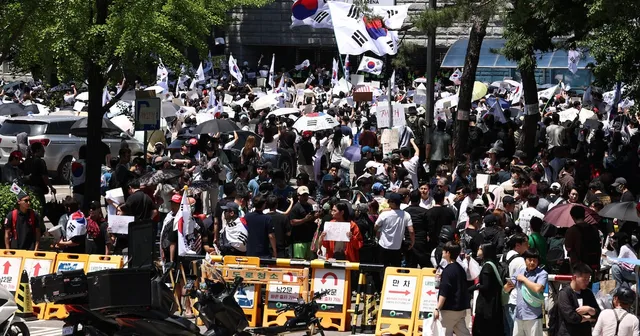 잠실개표소 봉쇄 시위 이틀째…시민 2000명 집결 “재선거하라”

잠실개표소 봉쇄 시위 이틀째시민 2000명 집결 재선거하라 선관위 직원들 개표