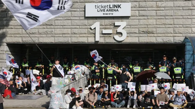 봉쇄된 개표소에 선관위 직원들 고립…재선거 시위는 계속

투표용지 부족 사태로 파행을 빚은 서울 송파구 방이동 올림픽공원 개표소 앞에서 재선거를