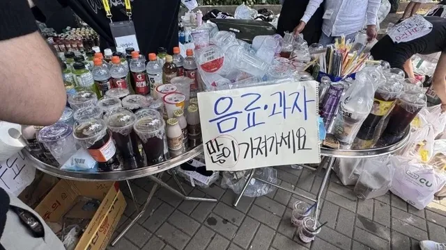 ‘靑 시위’도 거절…개표소 밖 기부 물품 쌓아놓고 장기전 대비

재선거 요구 시위대, 청와대행 거절하고 장기전 대비