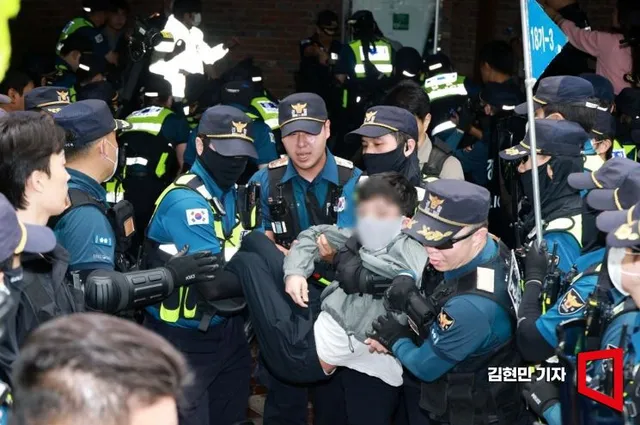 잠실 개표소 봉쇄 농성 이틀째…2000명 시민 집결 "재선거 실시하라"
