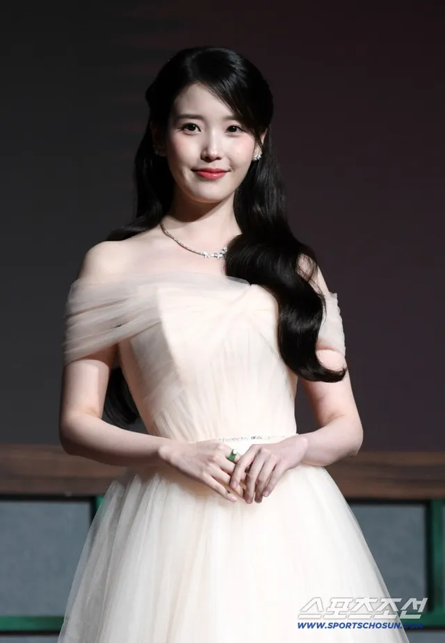 "아이유, 커피 선결제 해줘"…투표용지 사태에 난데없는 SNS 댓글 테러

가수 겸 배우 아이유가 또다시 정치적 논쟁의 한복판에 섰다. 이번에는