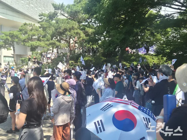[르포]"재선거" 외치며 이틀째 개표소 포위…다시 불어난 시위대

투표지 부족 사태가 발생한 서울 송파구 잠실동 투표함이 보관된 개표소 앞에서 