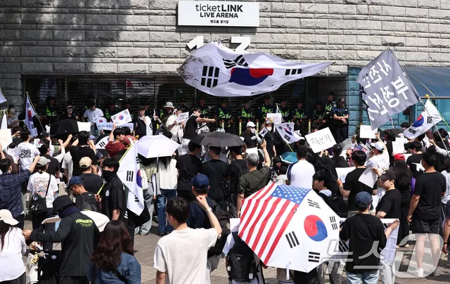 "재선거" 올림픽공원 개표소 앞 밤샘 시위대…인파 다시 불어나

1000명으로 줄어든 시위대, 점점 늘어나…선관위 직원들 갇혀 경찰 이동하면 출