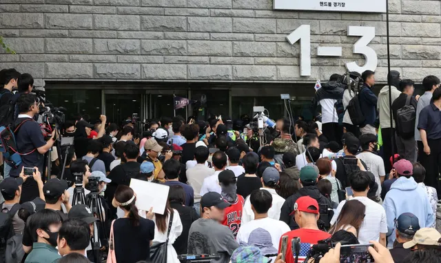 개표소 봉쇄 시위 속 K팝 공연… 주말 올림픽공원 '동선 충돌' 비상

(선관위 용지 부족 사태) 서울 송파구 잠실 개표소 시위가 투표용지 부족