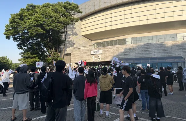 "재선거" 외치며 개표소 봉쇄 밤샘 대치…선관위 직원 수십명 고립

투표용지 부족 사태에 반발한 시민들이 서울 잠실 개표소를 봉쇄한 채 재선거를