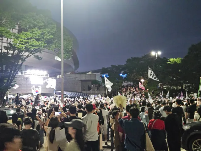 잠실 개표소 봉쇄 밤새 이어져…선관위 직원들 고립

'투표용지 부족' 사태가 벌어진 서울 송파구 잠실7동 제2투표소를 봉쇄했던 부정선거 시위대들