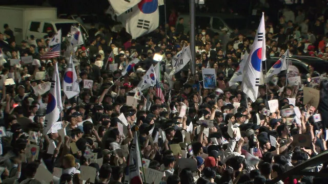투표소 봉쇄 이어 개표소 봉쇄…'재선거 요구' 밤샘 집회

투표용지 부족 사태에 항의하며 투표소를 봉쇄했던 시위대가 이번에는 개표소에서 재선거를