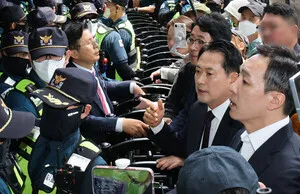부정선거 주장자들, 투표소 이어 개표소까지 봉쇄

[굿모닝충청 조하준 기자] 9회 지방선거에서 벌어진 투표용지 부족 사태의 여파가 여전히 끝나지
