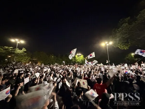 [현장] "참정권 보장·재선거 요구" 밤새 불어난 6천 명… 올림픽공원 뒤...

(PPSS 이주환 기자) 잠실 투표용지 부족 사태로 촉발된 논