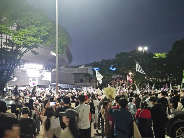 개표소 봉쇄한 부정선거 시위대 수천명대로 늘어…기자 폭행도

잠실7동 제2투표소를 봉쇄했던 부성선거 시위대들이 개표소로 장소를 옮겨 농성을 이어