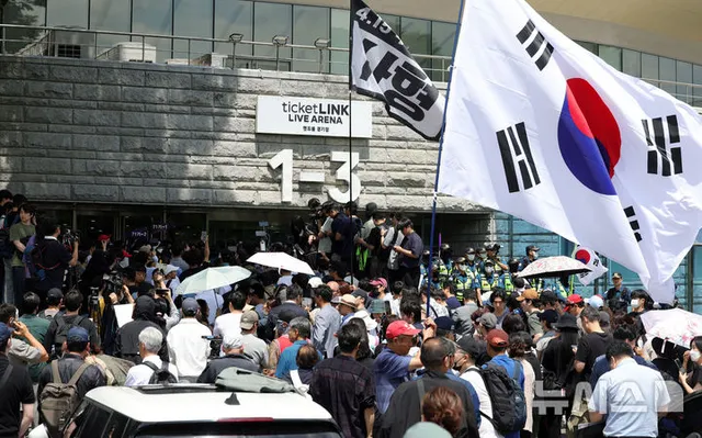 '잠실 개표소 봉쇄' 시위대 6000명대로 늘어…대치 장기화 조짐(종합3보...

[서울=뉴시스]최은수 이태성 조수원 신유림 기자 = 투표용지 