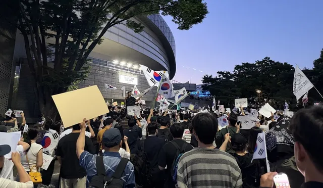 개표소 둘러싼 시위대…인간띠 만들며 '재선거' 주장

개표소 둘러싼 시위대…인간띠 만들며 '재선거' 주장, 박수림 기자, 정치