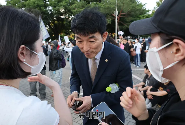 [포토] 올림픽공원 개표장 방문한 이하상 변호사

6.3 지방선거 투표용지 부족 사태와 관련해 재선거를 주장하는 시민들이 5일 오후 잠실7동 제