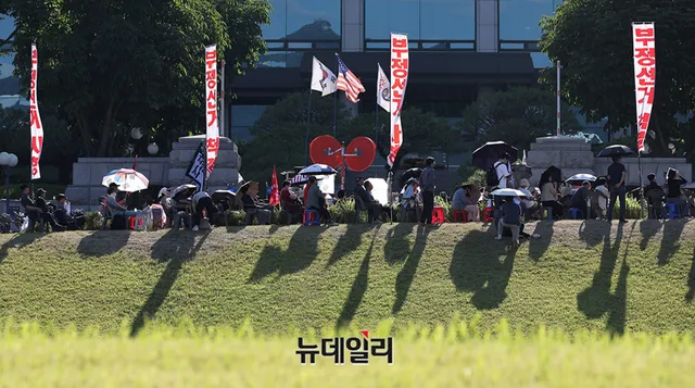 [포토] 초유사태에 선관위 몰린 시민들 '중앙선관위 해체'

6.3 지방선거 투표용지 부족 사태와 관련해 노태악 중앙선관위원장이 사퇴를 표명한 