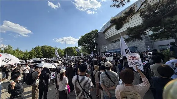 (현장+)잠실서 올림픽공원으로…'투표함' 쫓아간 부정선거 시위대, 장기...

서울 송파구 잠실7동 제2투표소에서 사흘간 투표함 반출을 막아섰던