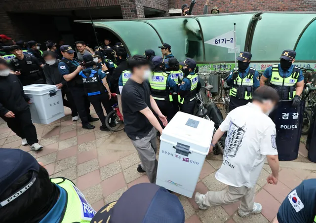 용지 부족 투표소 50곳 달해…“비상 매뉴얼도 없었다”

노태악 중앙선거관리위원장과 허철훈 중앙선관위 사무총장, 오민석 서울선거관리위원장이 투표