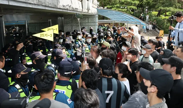 [속보] '잠실 개표소' 앞 시위대 2000명으로 불어나…재투표 요구

[속보] '잠실 개표소' 앞 시위대 2000명으로 불어나…재투표 요구, 