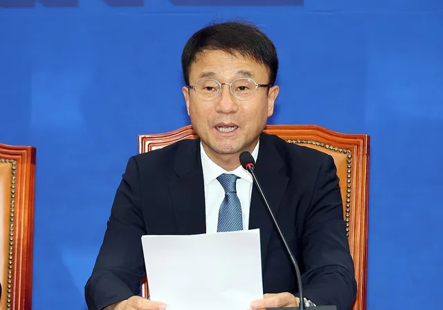 한병도, '투표용지 부족 사태'에 "국정조사 추진할 것"

서울 송파구 올림픽공원 핸드볼경기장 개표소 앞에 집회 참가자들의 점거로 긴박하게 돌아