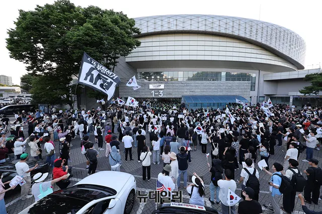 투표함 개표 종료에도 시위대 집회 계속 … 전한길 현장 찾아

서울 송파구 잠실7동 제2투표소 투표함이 개표소로 이송돼 개표 절차가 마무리된 가