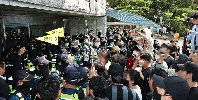 이번엔 송파 개표소 봉쇄…시위대 점거에 선관위 직원 '고립'

일부 투표소의 투표용지 부족 사태로 시작된 서울 송파구 잠실7동 제2투표소 대치가