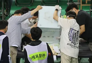 투표용지 대혼란, 잠실 사태에 경찰·헌재 동시 가동

6·3 지방선거 최대 논란으로 떠오른 서울 송파구 잠실7동 제2투표소 사태가 선거관리위원회