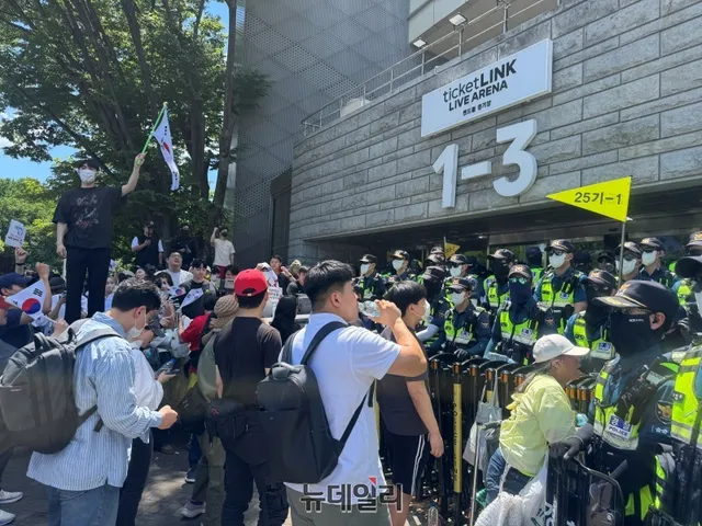 "노태악 사형" 개표 끝났는데도 긴장 지속 … 잠실 개표소 앞 시위 이어...

서울 송파구 잠실7동 제2투표소의 투표함이 경찰 투입으로 개표소